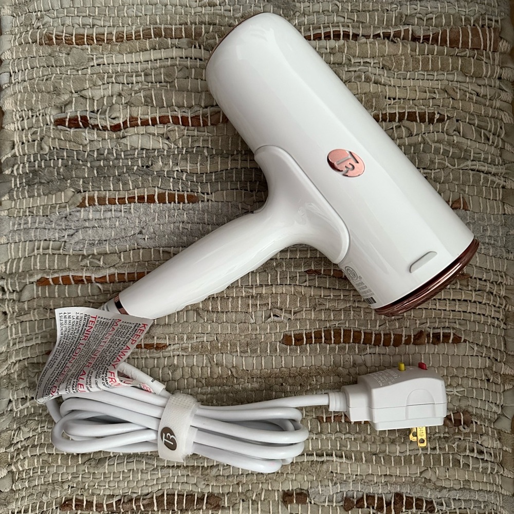 T3 Cura hair dryer